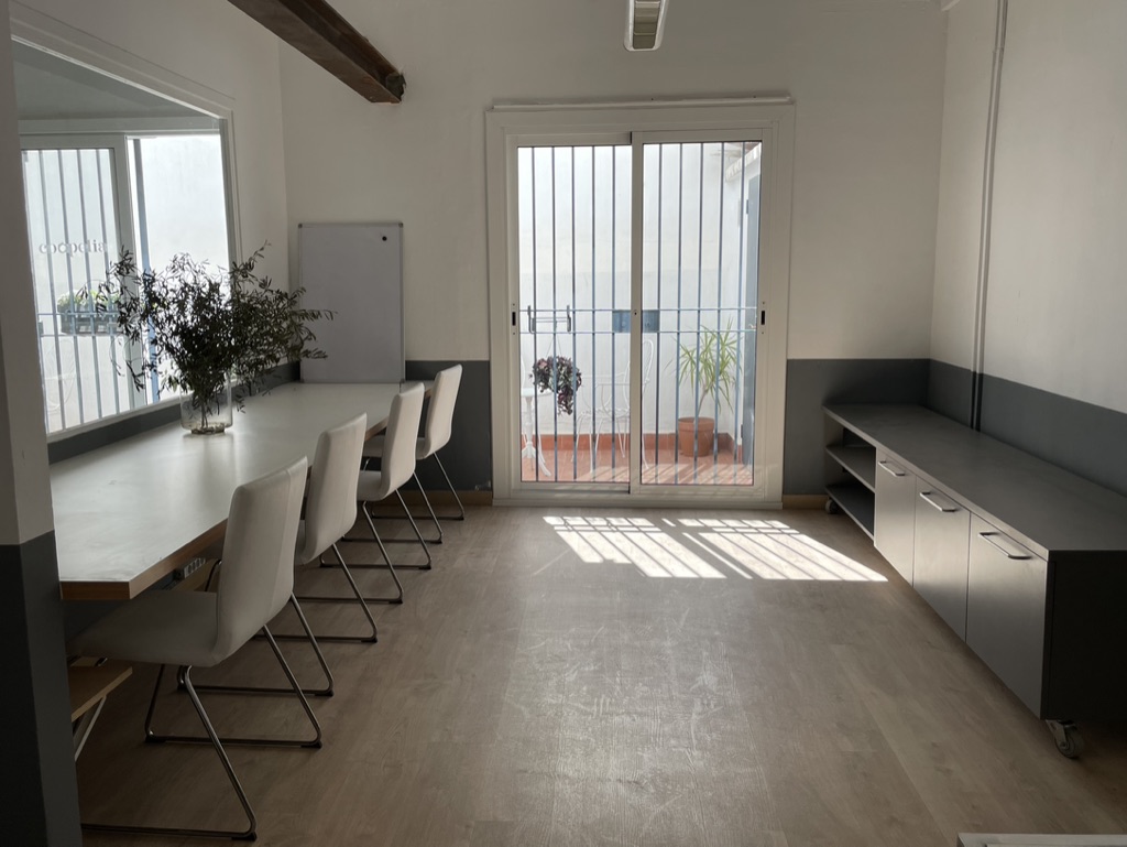 espacio coworking pecera con mueble gris